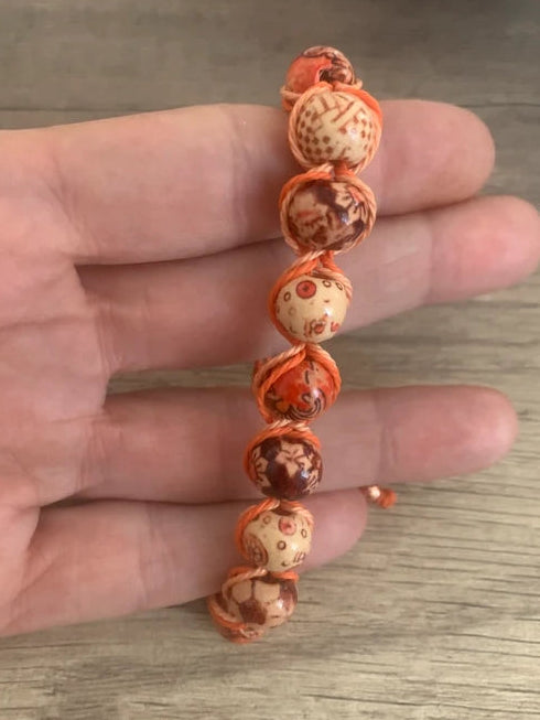 Bracelet Shambala ajustable en perles de bois orange corail