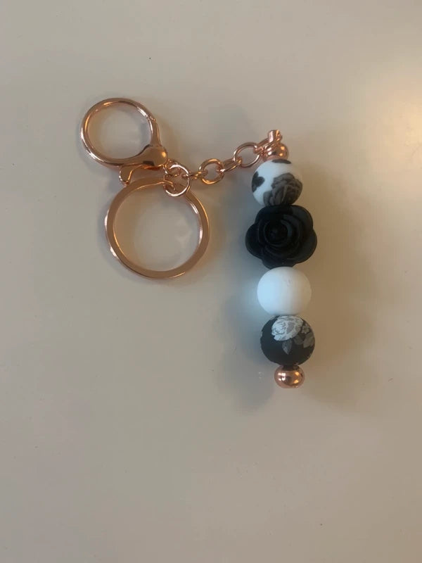 Bijoux de sac artisanal porte clé cuivré grosse rose perle blanc noir motif floral accessoire