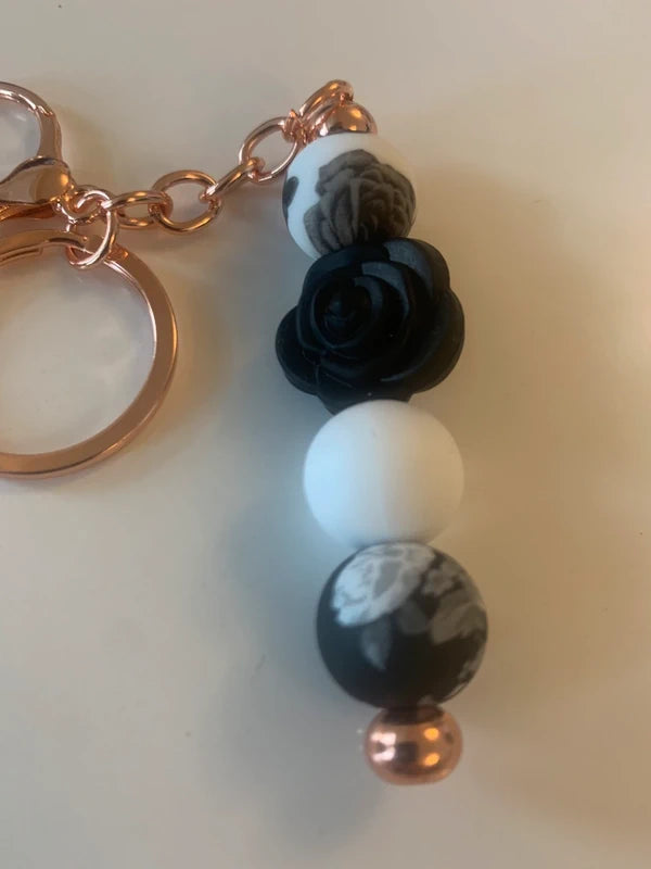 Bijoux de sac artisanal porte clé cuivré grosse rose perle blanc noir motif floral accessoire