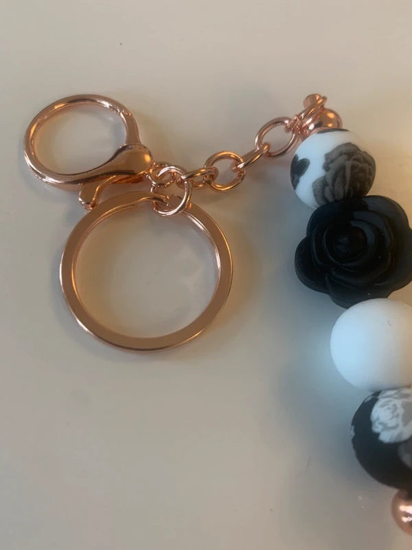 Bijoux de sac artisanal porte clé cuivré grosse rose perle blanc noir motif floral accessoire