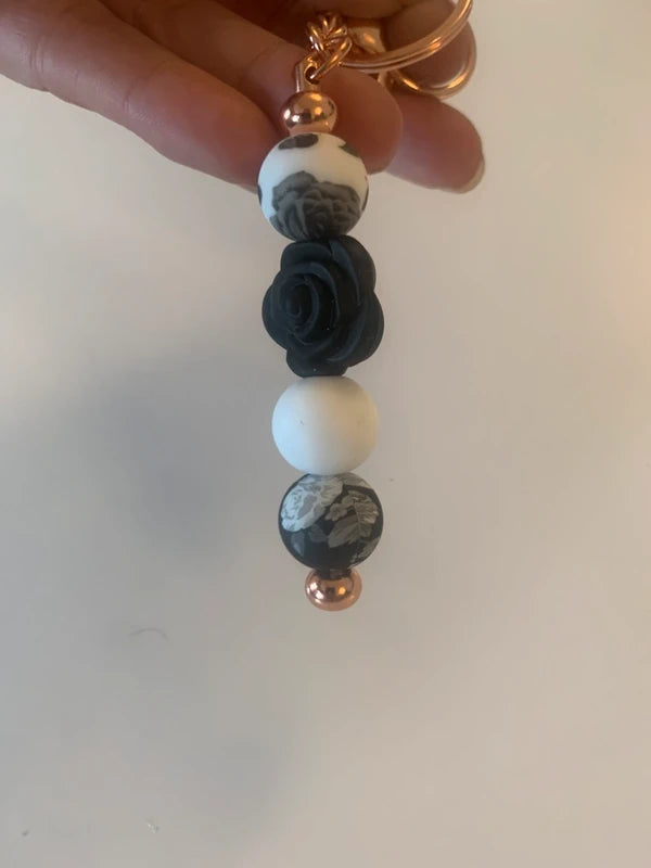 Bijoux de sac artisanal porte clé cuivré grosse rose perle blanc noir motif floral accessoire