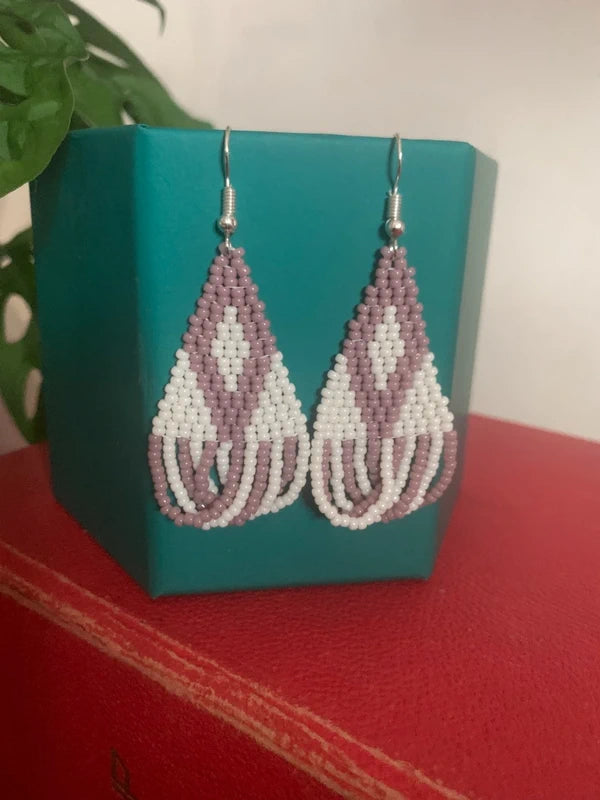 Boucle d’oreille triangle crème mauve douceur mat perle miyuki bijoux artisanale