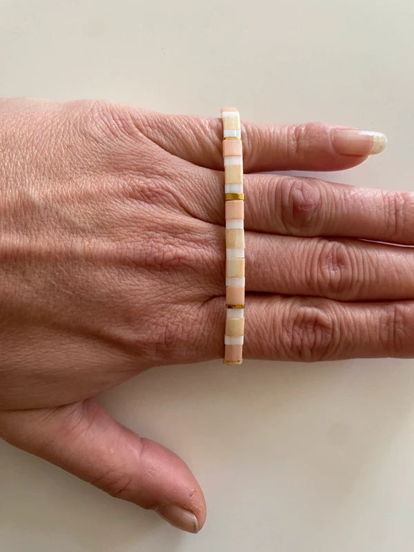 Bracelet fin perle miyuki half tila dégradé clair pêche abricot Ava création élastique