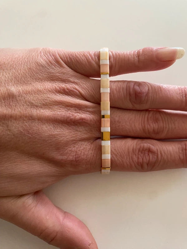Bracelet fin perle miyuki half tila dégradé clair pêche abricot Ava création élastique