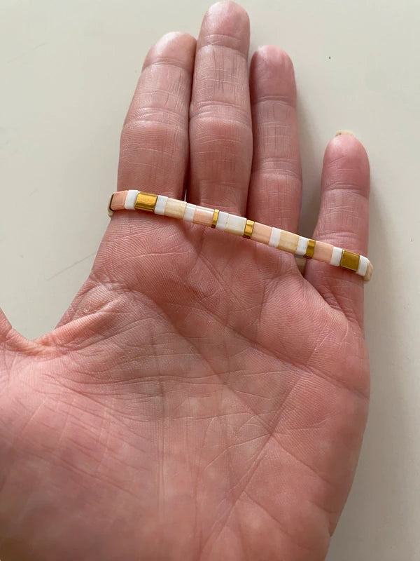 Bracelet fin perle miyuki half tila dégradé clair pêche abricot Ava création élastique