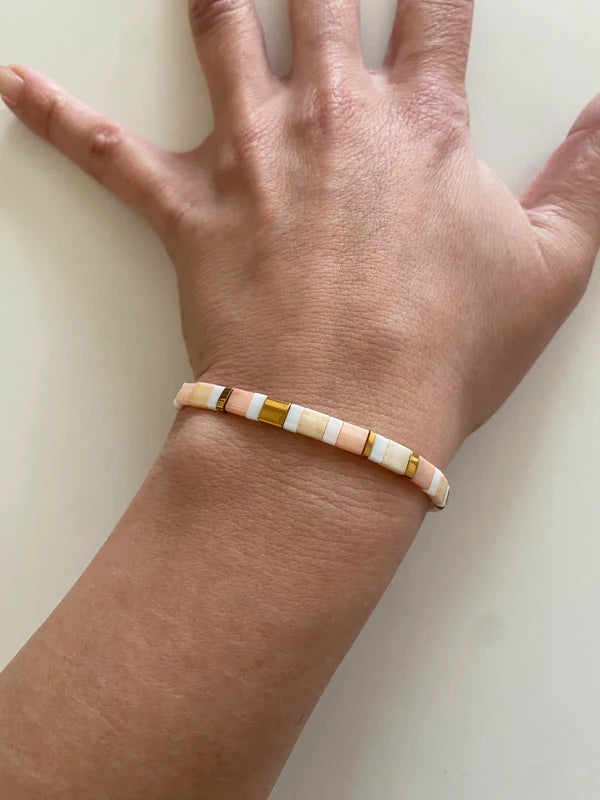 Bracelet fin perle miyuki half tila dégradé clair pêche abricot Ava création élastique
