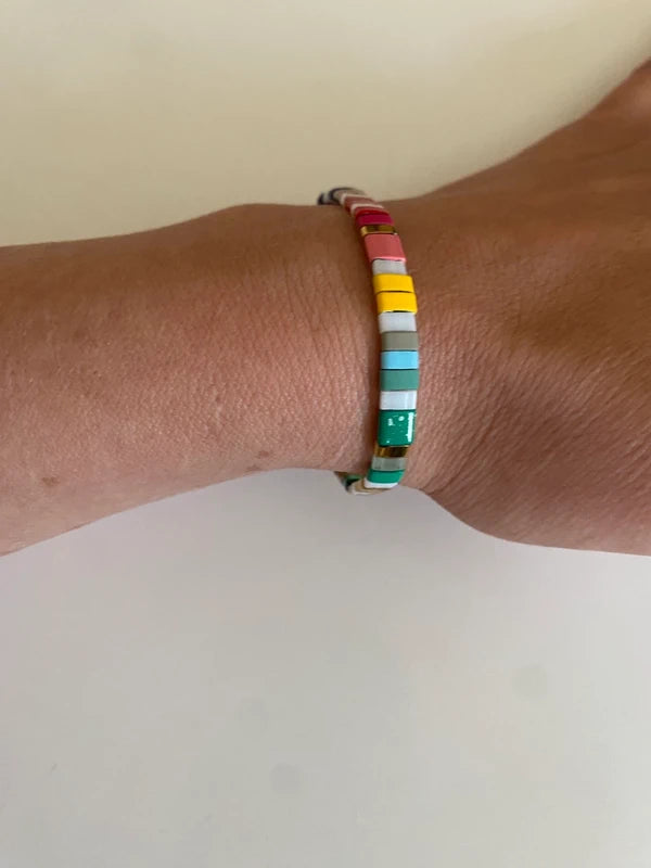 Bracelet fin élastique half tila multicolore mat doré asymétrique artisanale