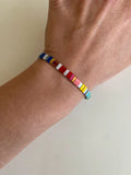 Bracelet fin élastique half tila multicolore mat doré asymétrique artisanale