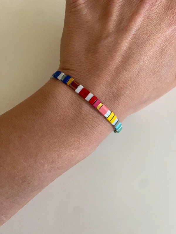 Bracelet fin élastique half tila multicolore mat doré asymétrique artisanale