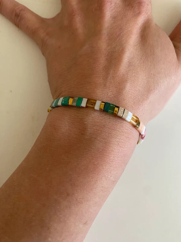 Bracelet fin élastique half tila multicolore mat doré asymétrique artisanale