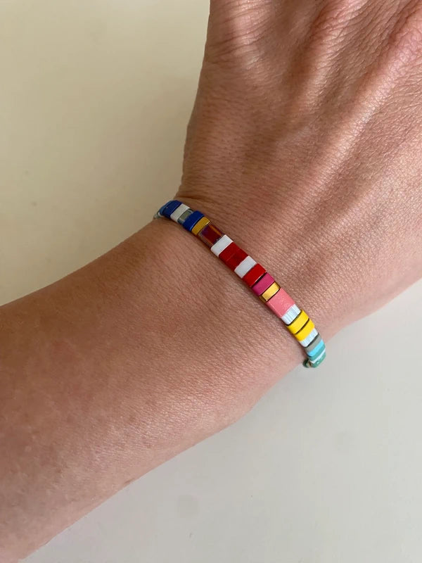 Bracelet fin élastique half tila multicolore mat doré asymétrique artisanale