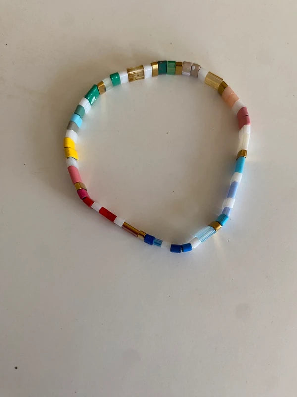 Bracelet fin élastique half tila multicolore mat doré asymétrique artisanale