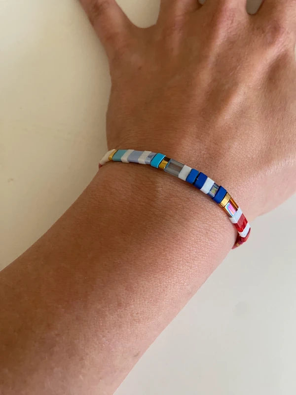 Bracelet fin élastique half tila multicolore mat doré asymétrique artisanale