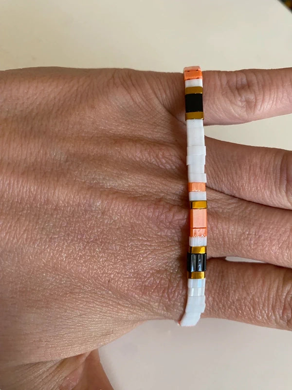 Bracelet fin grande taille élastique half tila blanc noir orange été asymétrique artisanale