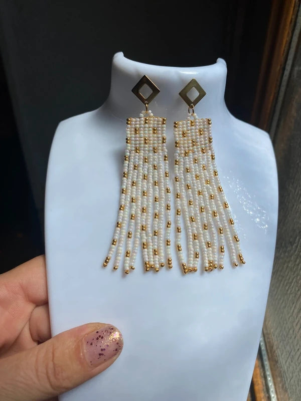 boucle d'oreille longue brickstitch rectangle frange blanc et or miyuki artisanal ava