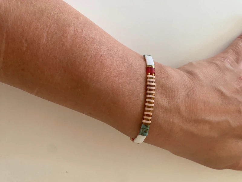 bracelet fin perle élastique half tila rouge doré artisanal ava