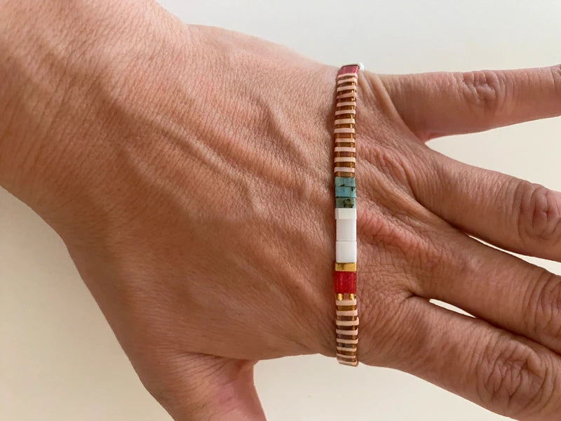 bracelet fin perle élastique half tila rouge doré artisanal ava