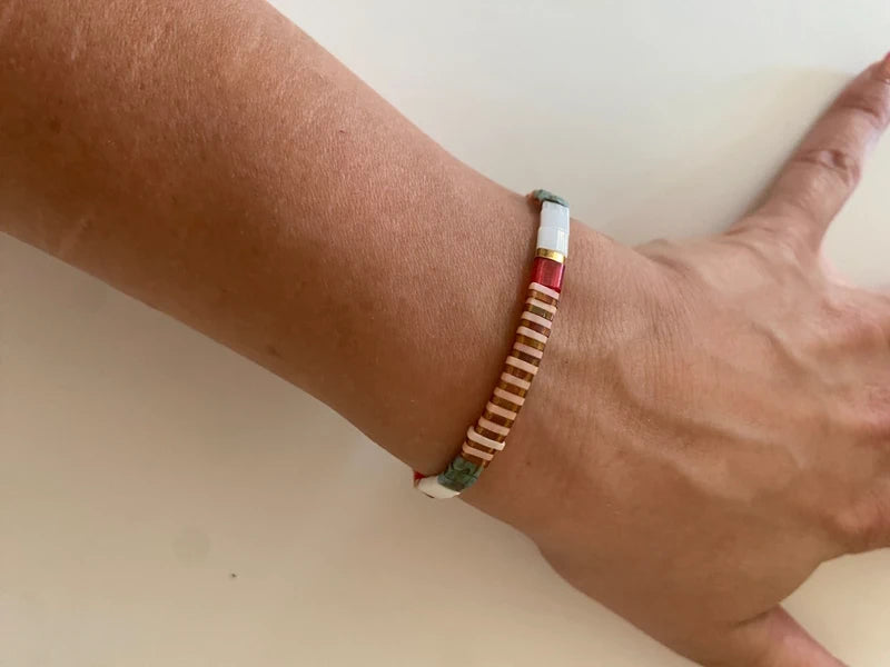 bracelet fin perle élastique half tila rouge doré artisanal ava