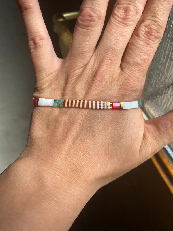 bracelet fin perle élastique half tila rouge doré artisanal ava