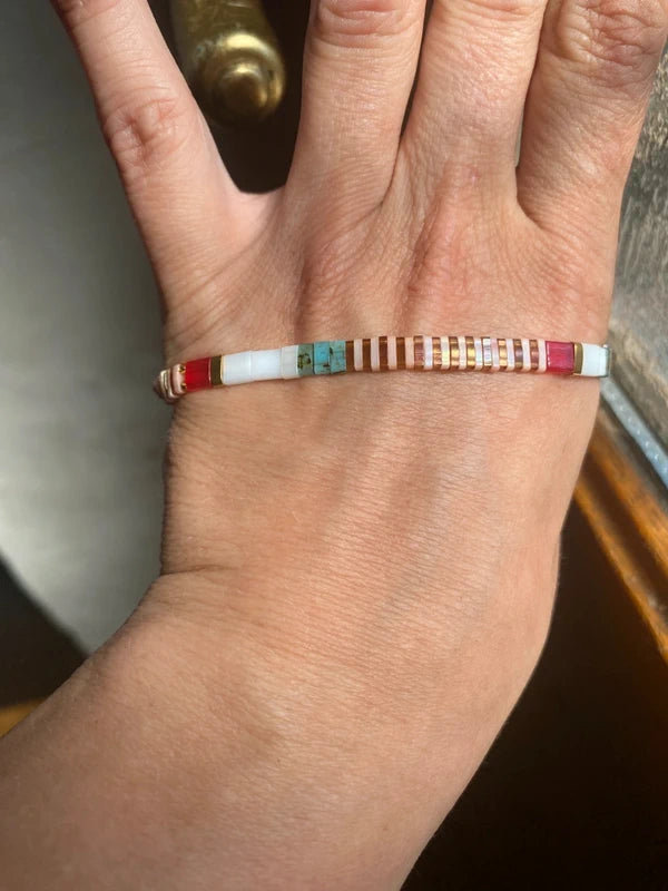 bracelet fin perle élastique half tila rouge doré artisanal ava