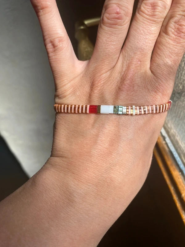 bracelet fin perle élastique half tila rouge doré artisanal ava