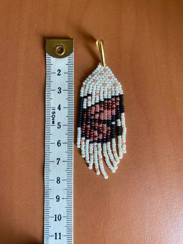 Boucle d'oreille pendante perle crème papillon symétrique saumon cuivré noir aile Miyuki artisanal