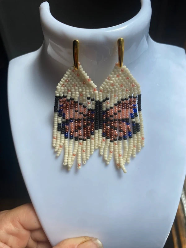 Boucle d'oreille pendante perle crème papillon symétrique saumon cuivré noir aile Miyuki artisanal