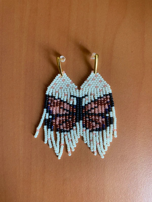 Boucle d'oreille pendante perle crème papillon symétrique saumon cuivré noir aile Miyuki artisanal