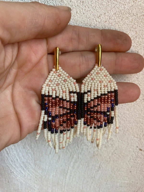 Boucle d'oreille pendante perle crème papillon symétrique saumon cuivré noir aile Miyuki artisanal
