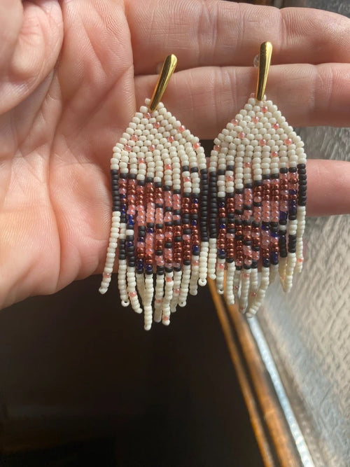 Boucle d'oreille pendante perle crème papillon symétrique saumon cuivré noir aile Miyuki artisanal