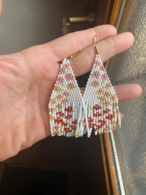 Boucle d'oreille miyuki blanc petite fleur rose abricot rouge floral artisanale
