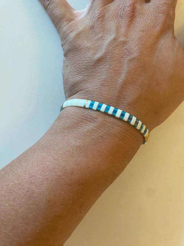 bracelet fin perle half tila asymetrique bleu clair doré blanc rayure artisanal