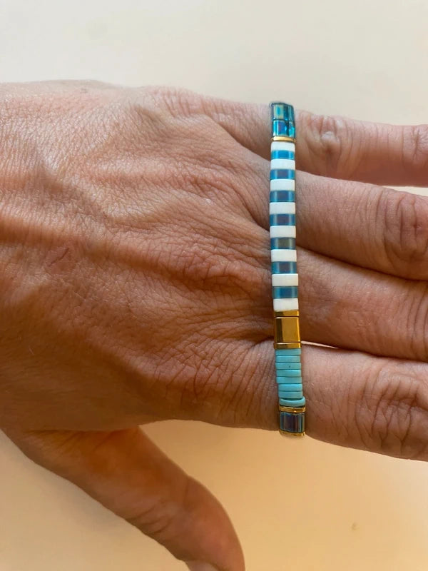 bracelet fin perle half tila asymetrique bleu clair doré blanc rayure artisanal