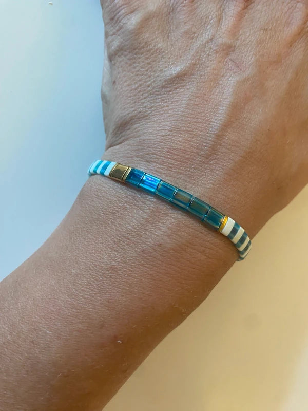 bracelet fin perle half tila asymetrique bleu clair doré blanc rayure artisanal