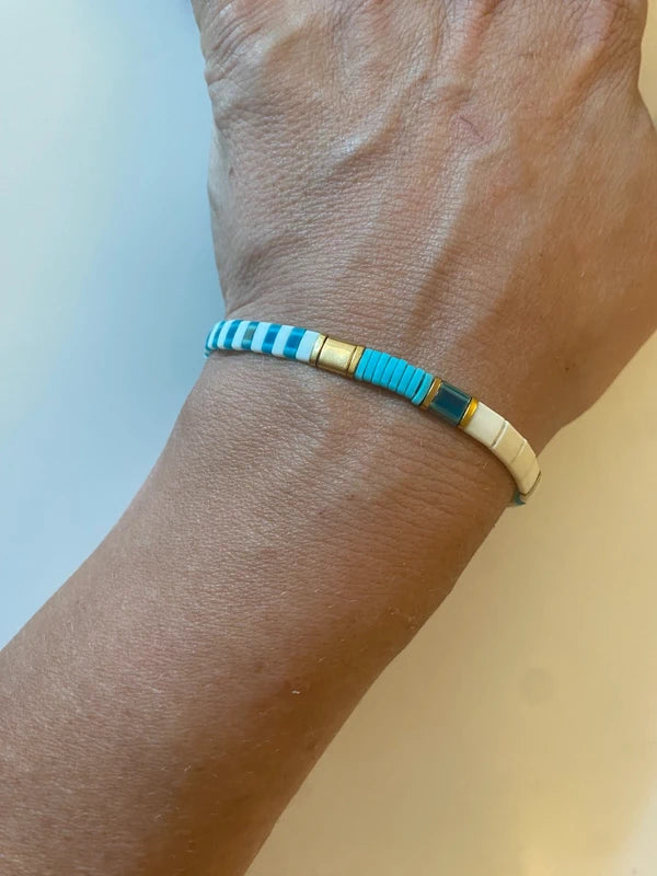 bracelet fin perle half tila asymetrique bleu clair doré blanc rayure artisanal