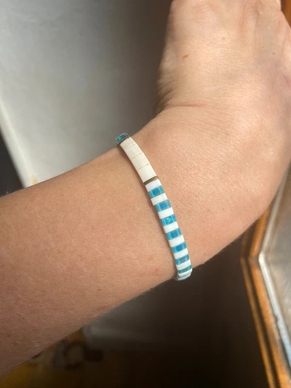 bracelet fin perle half tila asymetrique bleu clair doré blanc rayure artisanal