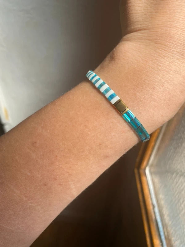 bracelet fin perle half tila asymetrique bleu clair doré blanc rayure artisanal