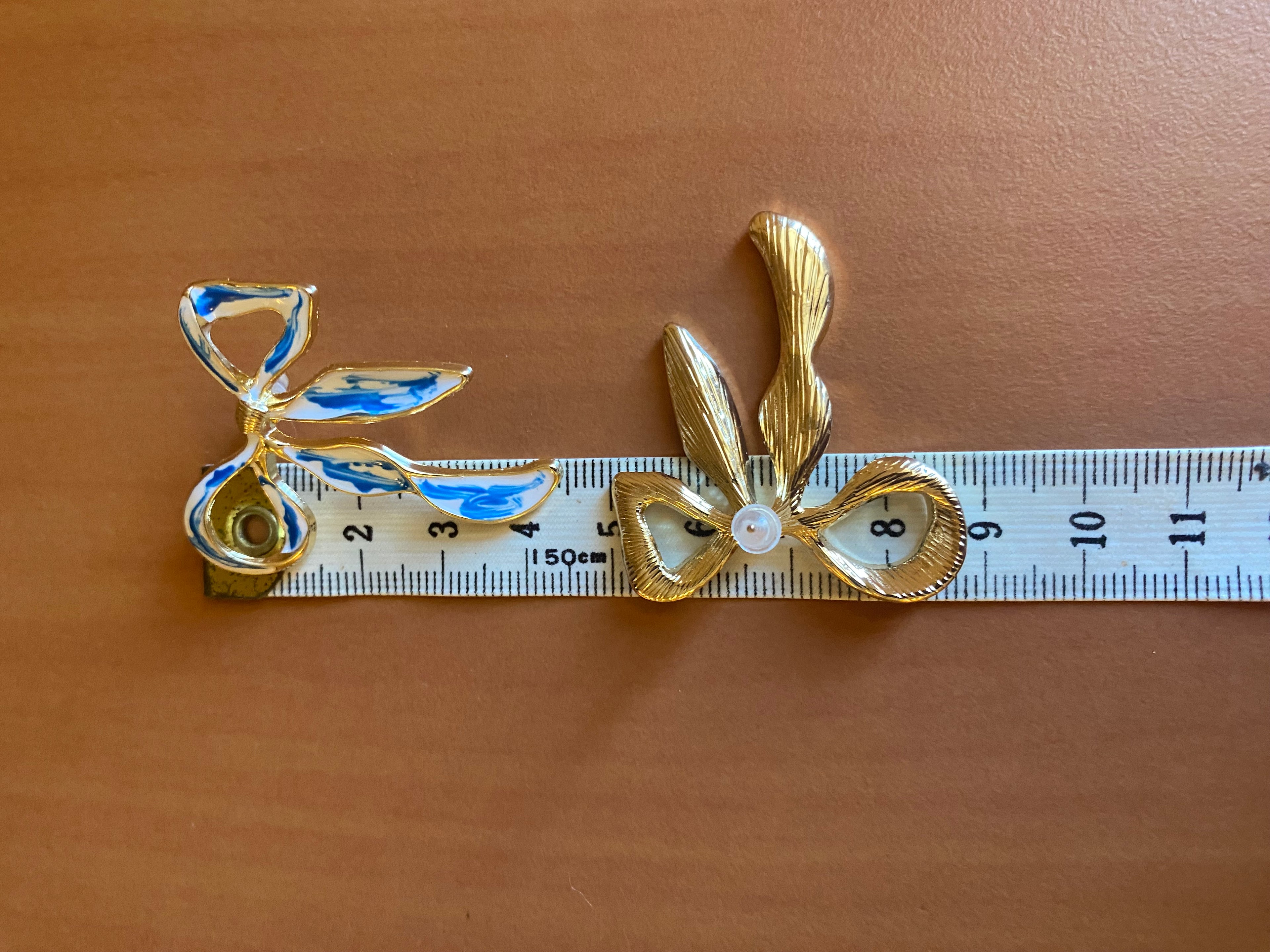 boucle d’oreille gros noeud ruban doré bleu émail clou vintage rétro