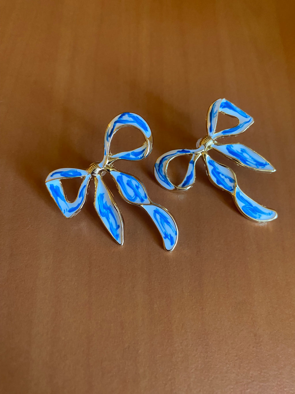 boucle d’oreille gros noeud ruban doré bleu émail clou vintage rétro
