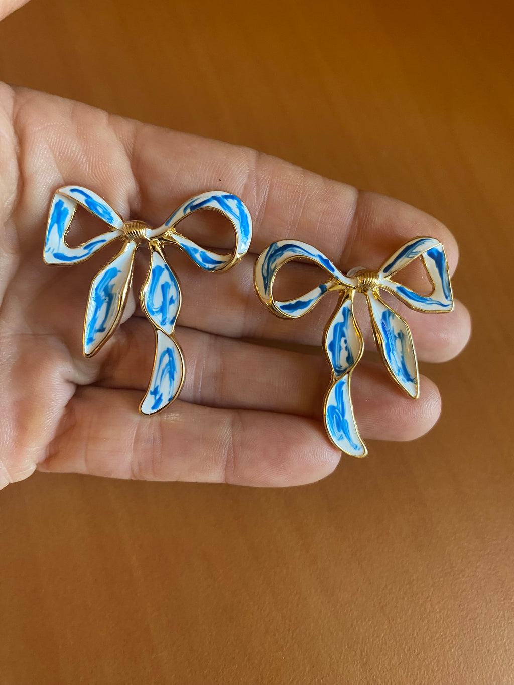boucle d’oreille gros noeud ruban doré bleu émail clou vintage rétro