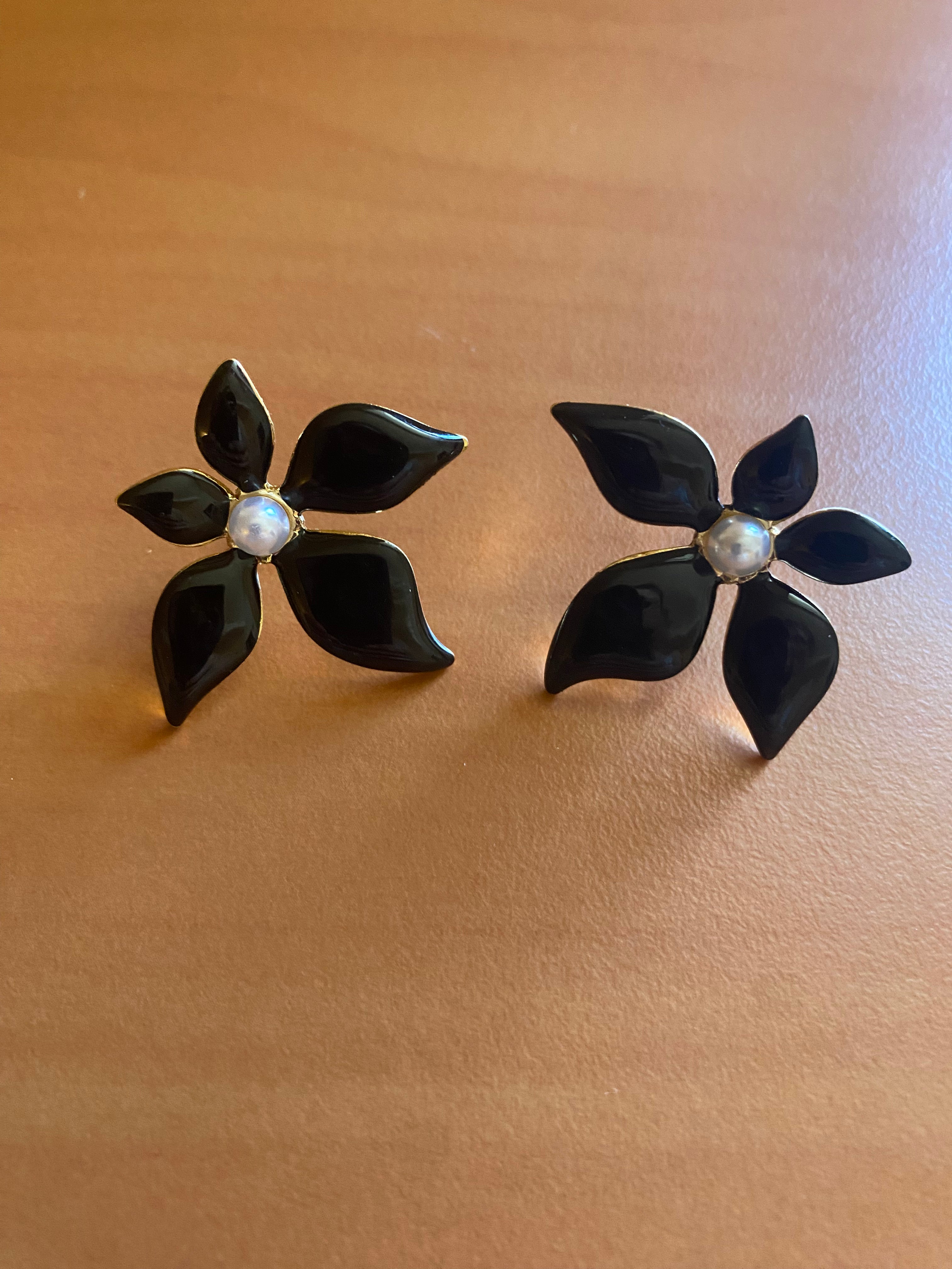 boucle d’oreille clou grosse fleur noir asymétrique acier inoxydable doré fantaisie femme