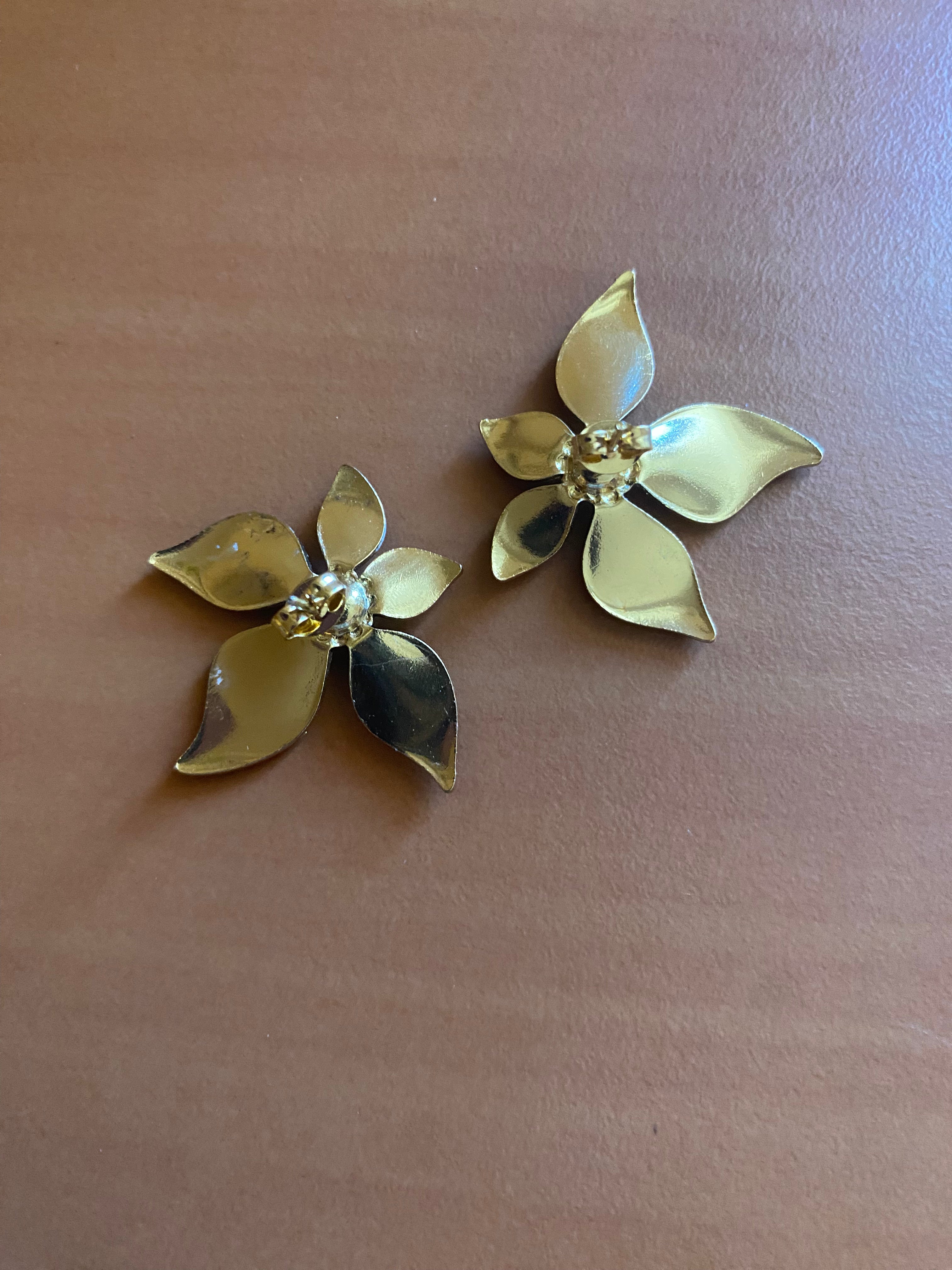 boucle d’oreille clou grosse fleur noir asymétrique acier inoxydable doré fantaisie femme