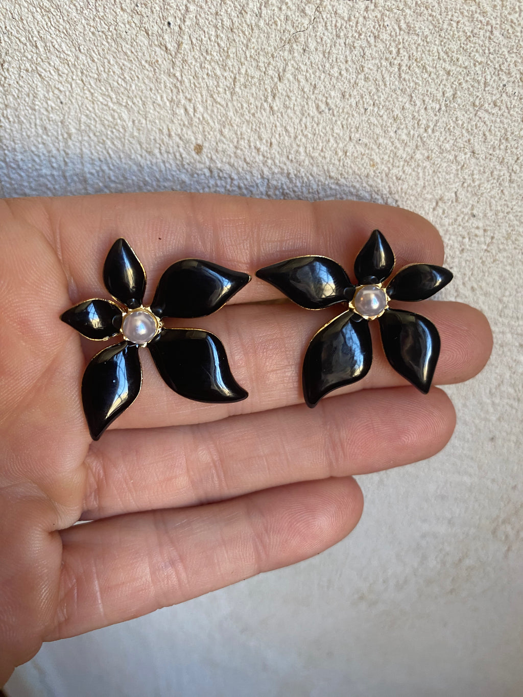 boucle d’oreille clou grosse fleur noir asymétrique acier inoxydable doré fantaisie femme