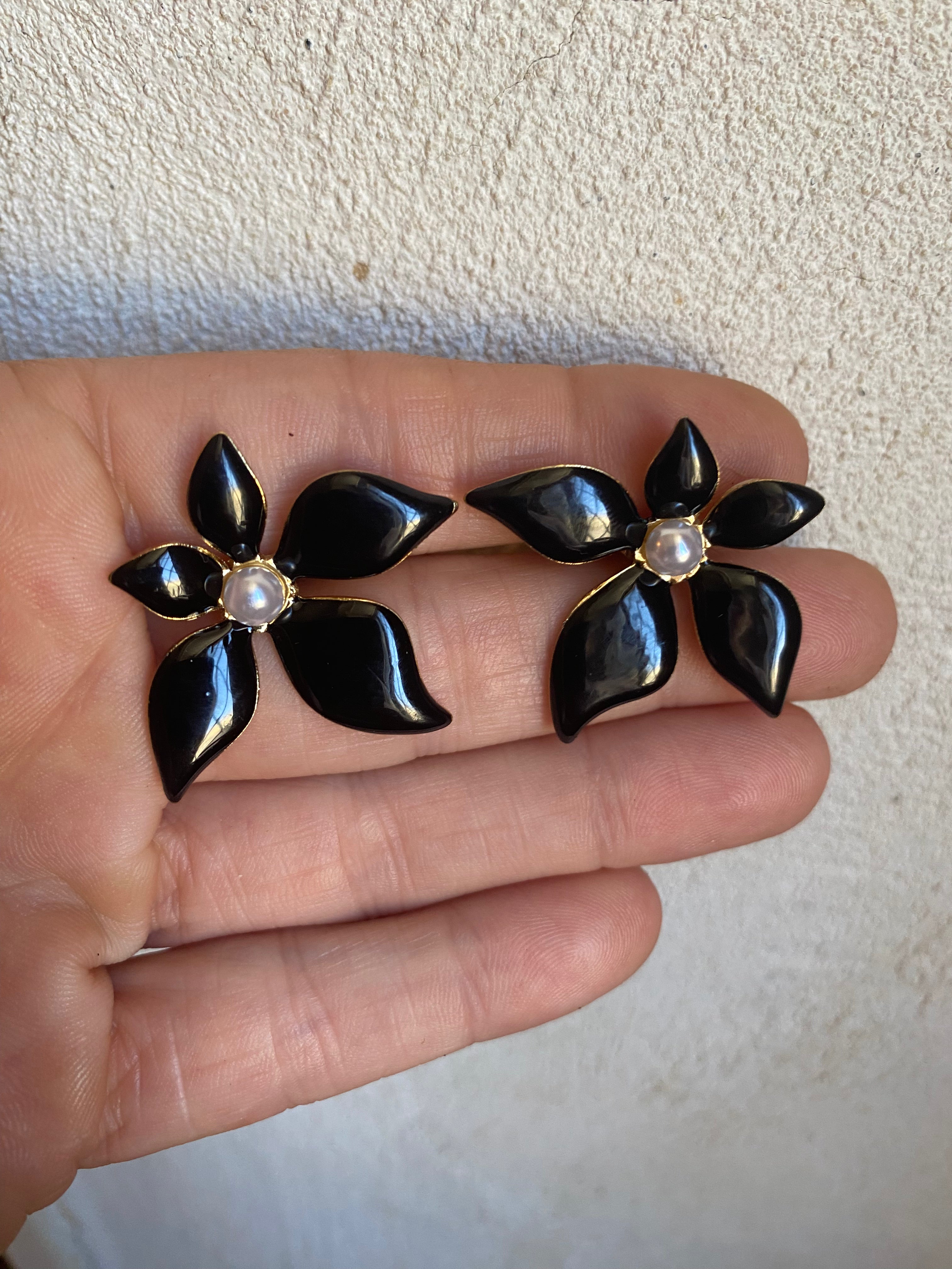 boucle d’oreille clou grosse fleur noir asymétrique acier inoxydable doré fantaisie femme