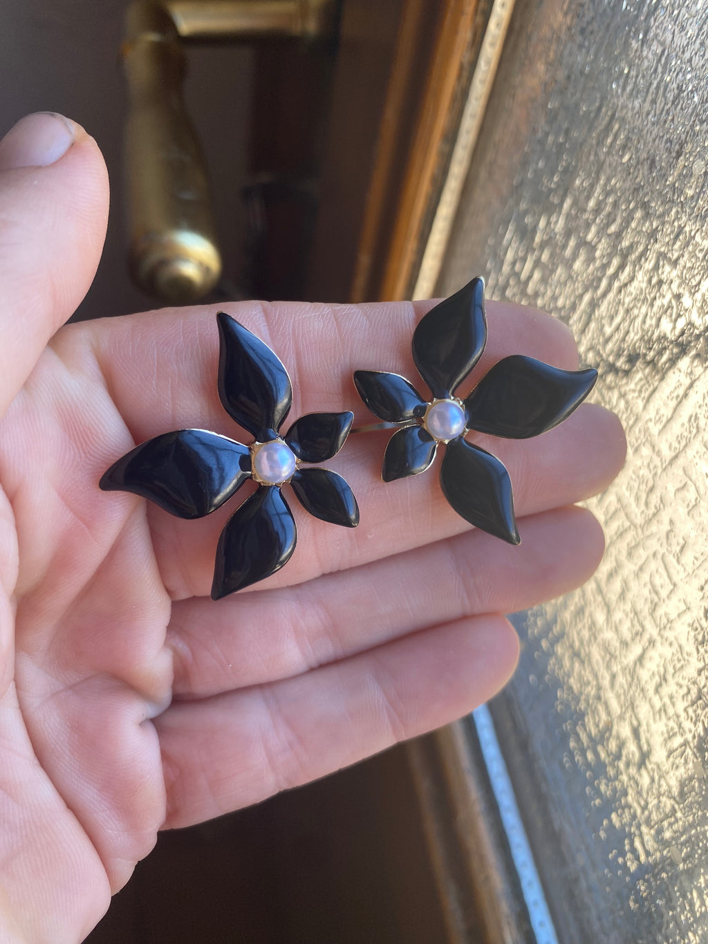 boucle d’oreille clou grosse fleur noir asymétrique acier inoxydable doré fantaisie femme