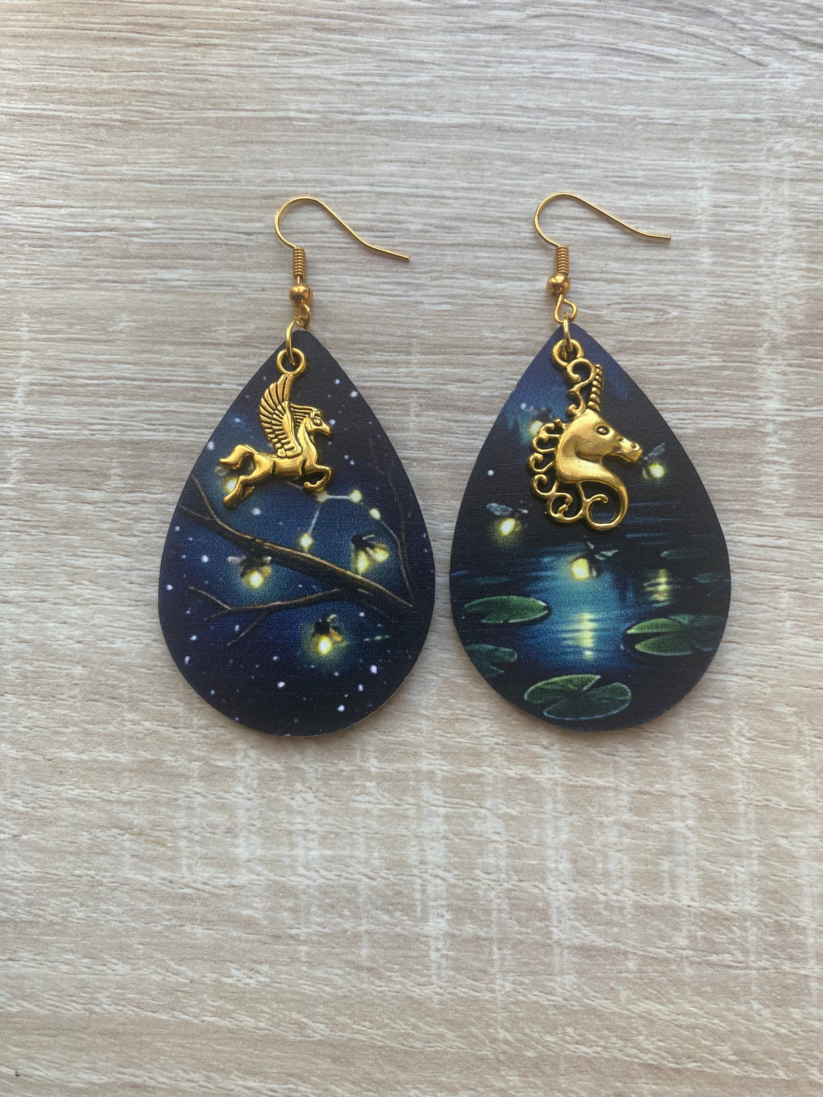 Paire de boucles d’oreilles avec motifs nocturnes et breloques animales asymétriques
