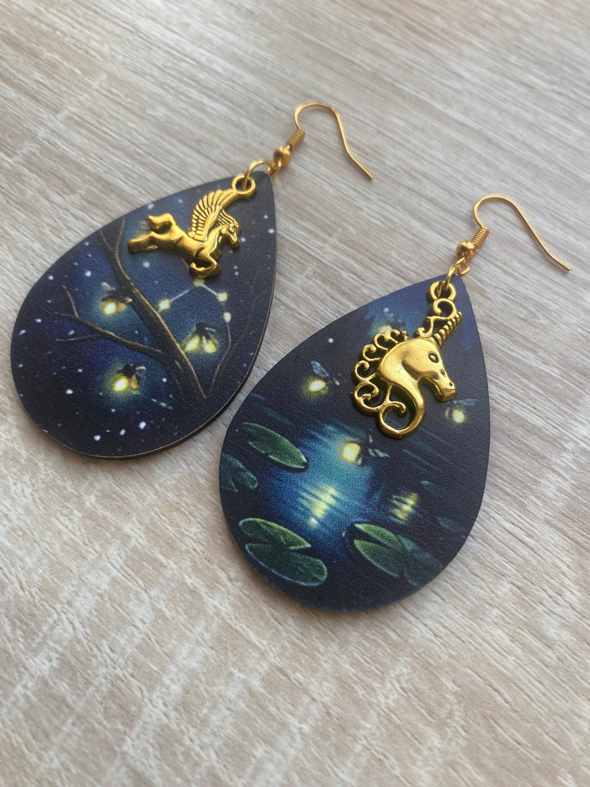 Détail des breloques pégase et hippocampe sur boucles d’oreilles artisanales