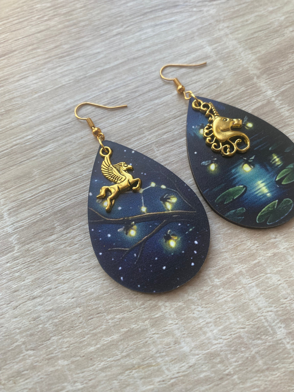Paire de boucles d’oreilles lucioles avec breloques pégase et hippocampe dorées
