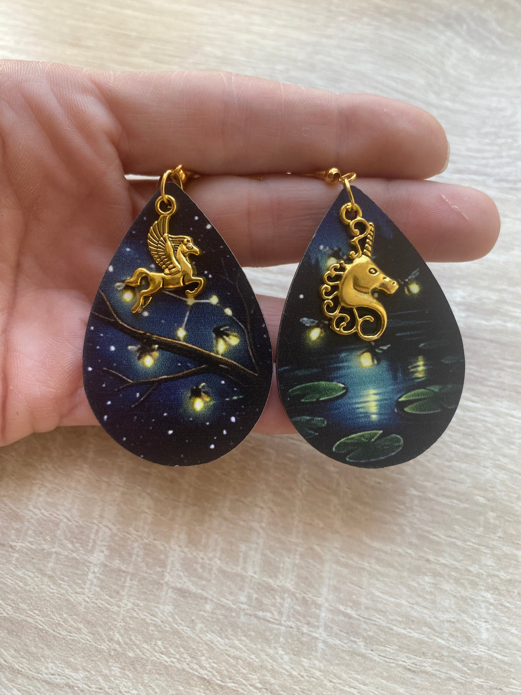 Boucles d’oreilles en bois imprimé avec lucioles phosphorescentes, pégase et hippocampe