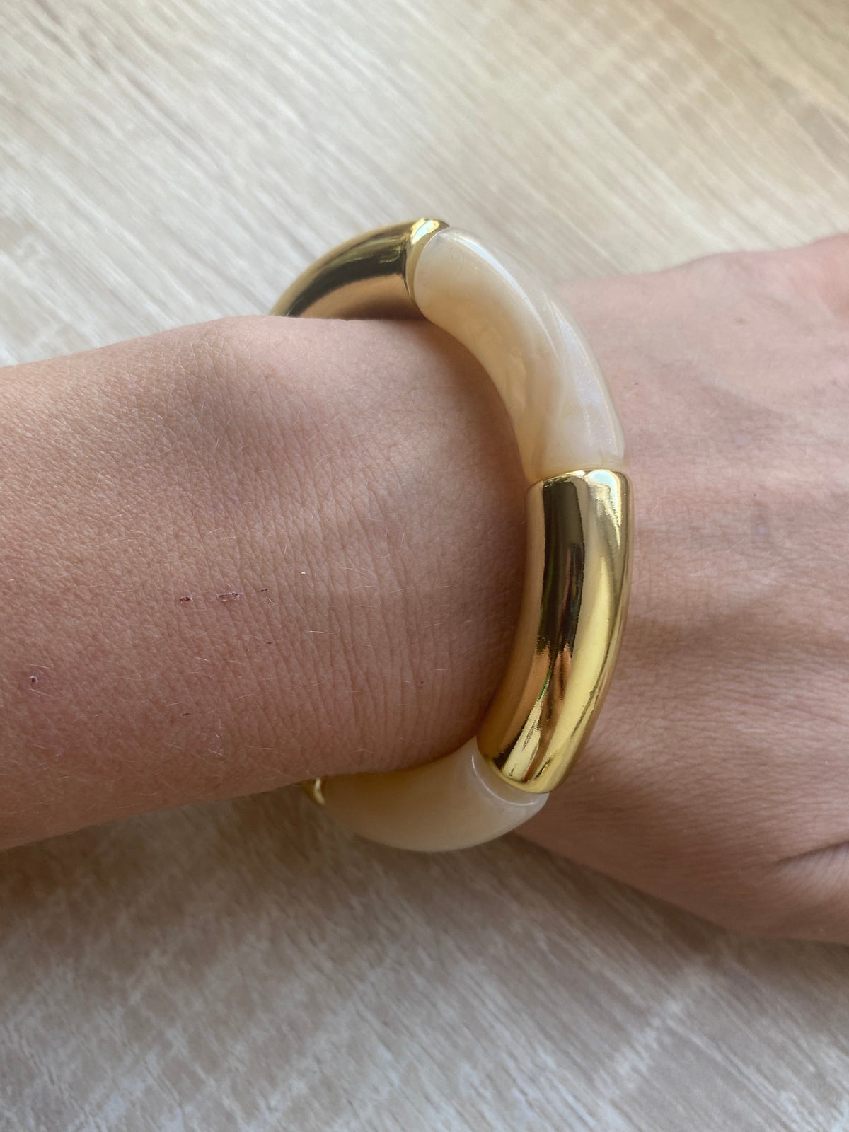 Bracelet élastique à grosse perle ivoire nacré et doré